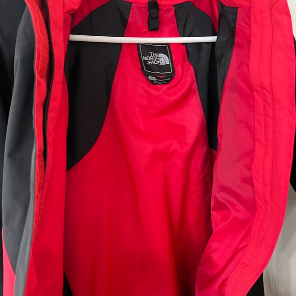 The North Face Women's L HyVent Heavy Duty Black Rain Jacket - Picture 9 of 12